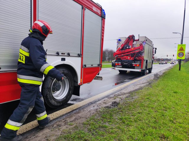 Opel zjechał z jezdni i uderzył w słup. Groźne zdarzenie drogowe na al. Witosa (zdjęcia)