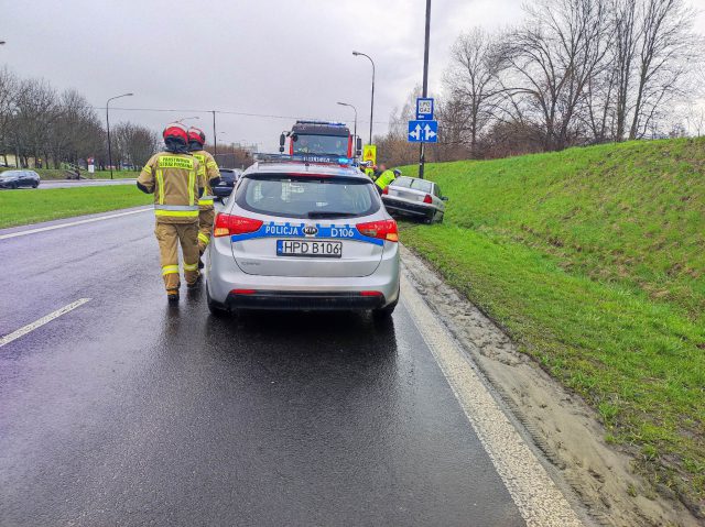 Opel zjechał z jezdni i uderzył w słup. Groźne zdarzenie drogowe na al. Witosa (zdjęcia)