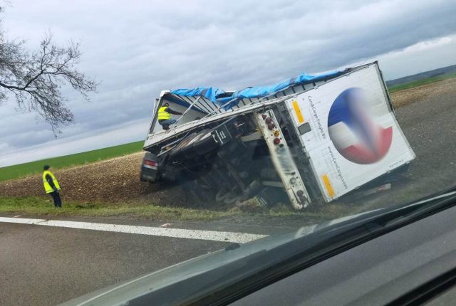 Pojazd ciężarowy wypadł z drogi i przewrócił się (zdjęcia)