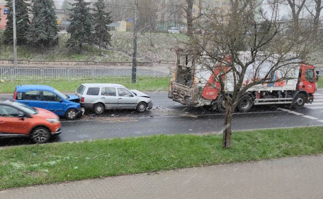 Zderzenie pojazdów przed przejściem dla pieszych na ul. Mełgiewskiej (zdjęcia)