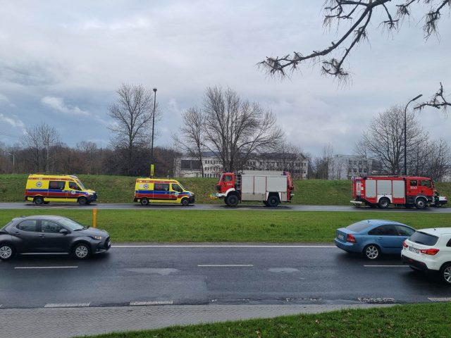 Opel zjechał z jezdni i uderzył w słup. Groźne zdarzenie drogowe na al. Witosa (zdjęcia)