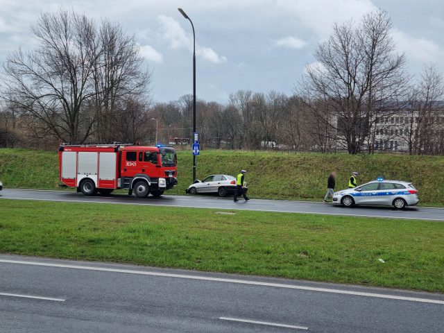 Opel zjechał z jezdni i uderzył w słup. Groźne zdarzenie drogowe na al. Witosa (zdjęcia)