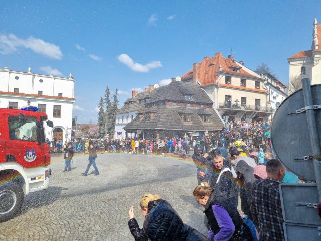 Lany Poniedziałek w Kazimierzu Dolnym przyciągnął tłumy (zdjęcia, wideo)
