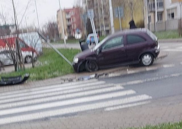 Poranne zderzenie na skrzyżowaniu. Dwa auta rozbite i utrudnienia w ruchu (zdjęcia)