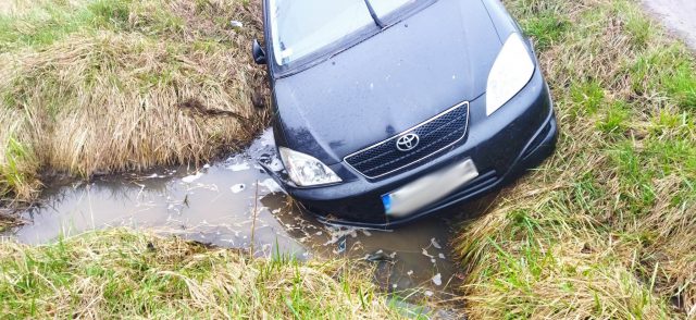 Groźne zdarzenie drogowe na skrzyżowaniu. Toyota zatrzymała się w rowie z wodą (zdjęcia)