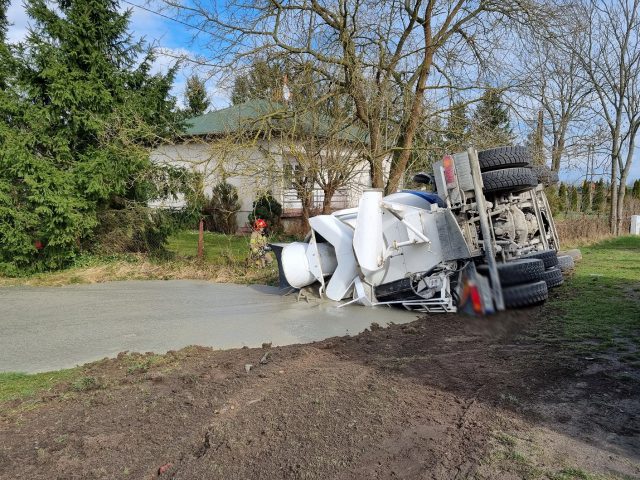 Ciężarówka przewożąca beton wypadła z drogi i przewróciła się. Kierujący był nietrzeźwy (zdjęcia)