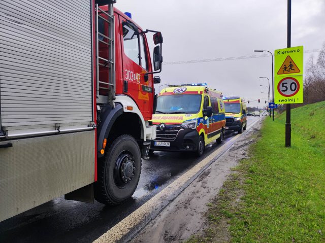 Opel zjechał z jezdni i uderzył w słup. Groźne zdarzenie drogowe na al. Witosa (zdjęcia)