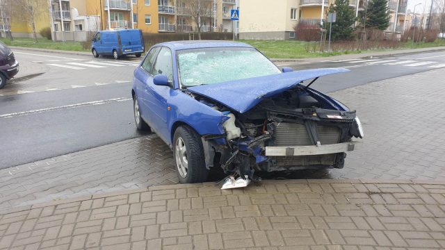 Poranne zderzenie na skrzyżowaniu. Dwa auta rozbite i utrudnienia w ruchu (zdjęcia)