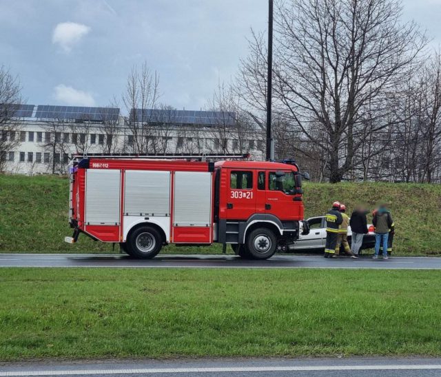 Opel zjechał z jezdni i uderzył w słup. Groźne zdarzenie drogowe na al. Witosa (zdjęcia)