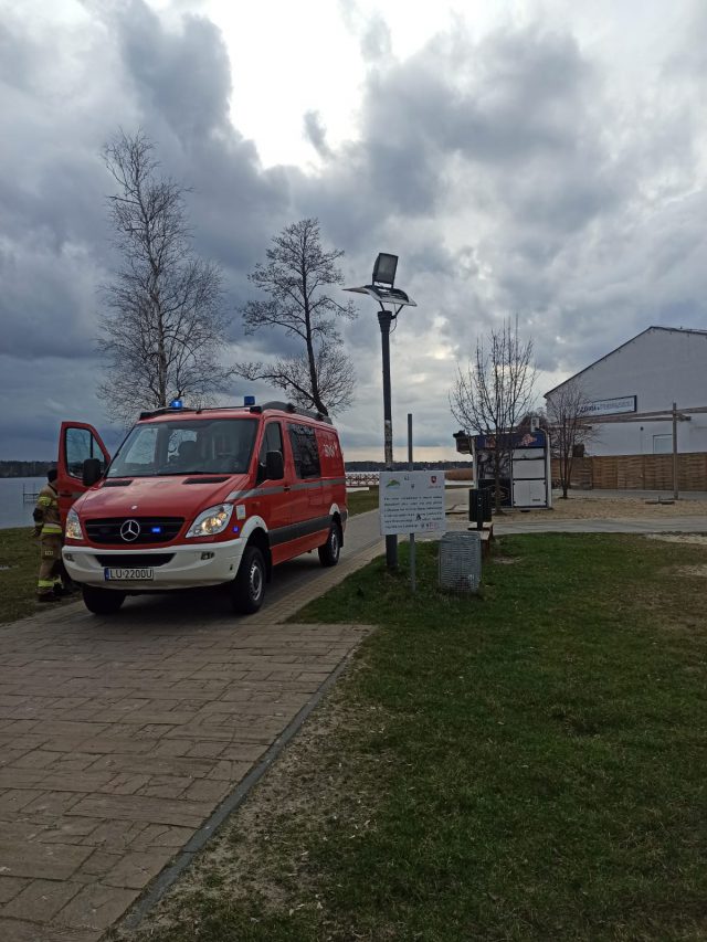 Na Jeziorze Białym pojawiła się brunatna plama. Interweniowali strażacy (zdjęcia)