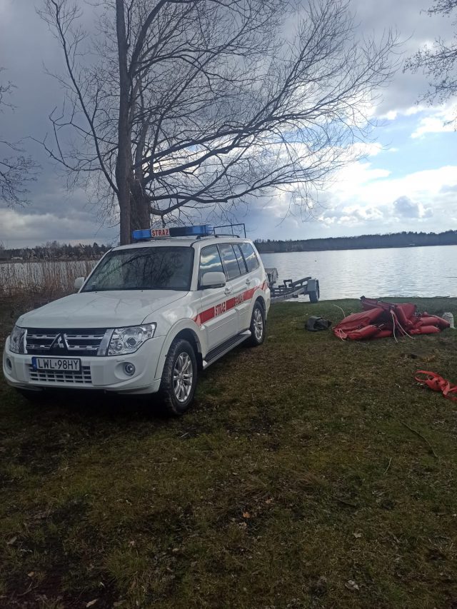 Na Jeziorze Białym pojawiła się brunatna plama. Interweniowali strażacy (zdjęcia)