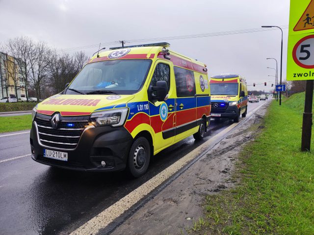 Opel zjechał z jezdni i uderzył w słup. Groźne zdarzenie drogowe na al. Witosa (zdjęcia)