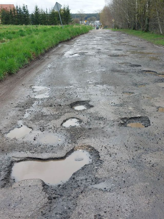 Kratery na ulicy Letniskowej mają zniknąć. Do połowy maja (zdjęcia)