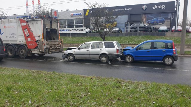Zderzenie pojazdów przed przejściem dla pieszych na ul. Mełgiewskiej (zdjęcia)