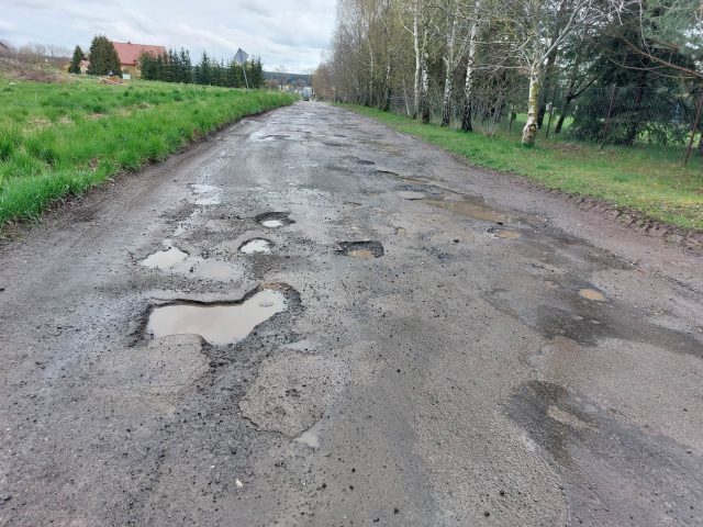 Kratery na ulicy Letniskowej mają zniknąć. Do połowy maja (zdjęcia)