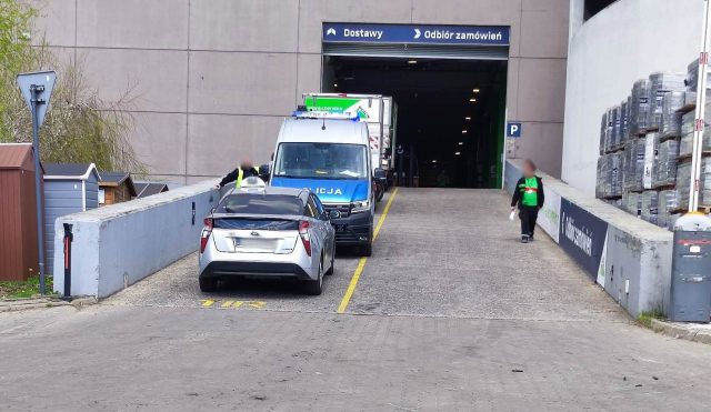 Jeden chciał zawrócić, drugi skręcał, doszło do zderzenia. Do szpitala trafiła pasażerka taksówki (zdjęcia)