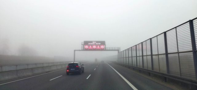 Gęsta mgła na drogach regionu. Kierowco zachowaj bezpieczną odległość! (zdjęcia)