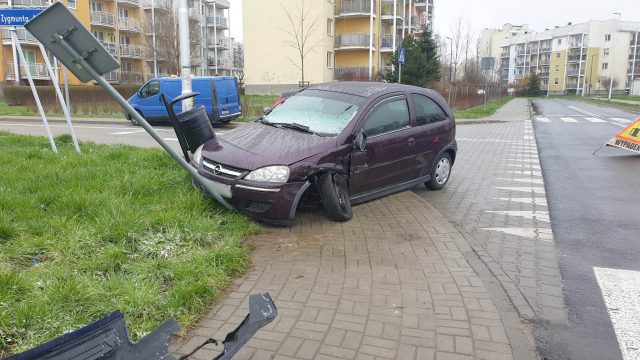 Poranne zderzenie na skrzyżowaniu. Dwa auta rozbite i utrudnienia w ruchu (zdjęcia)