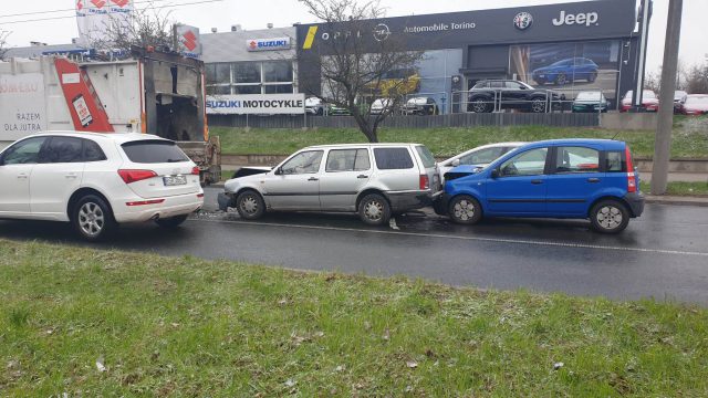 Zderzenie pojazdów przed przejściem dla pieszych na ul. Mełgiewskiej (zdjęcia)