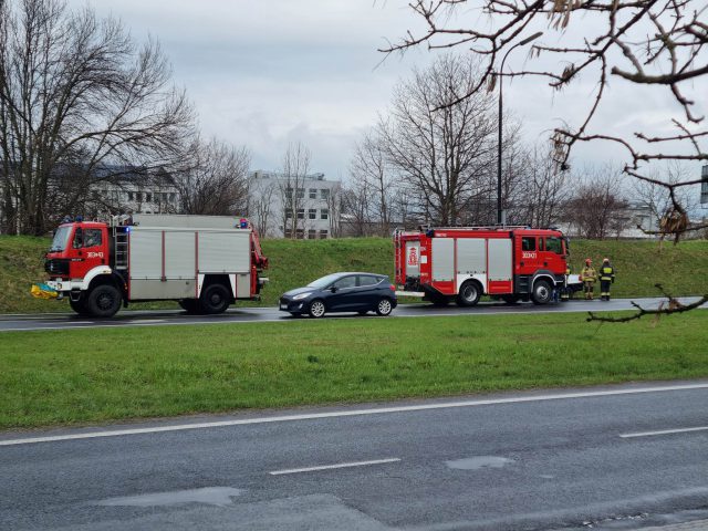 Opel zjechał z jezdni i uderzył w słup. Groźne zdarzenie drogowe na al. Witosa (zdjęcia)