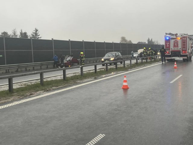 Wypadek na trasie S19 w kierunku Kraśnika. Jeden z pojazdów leży na dachu (zdjęcia)