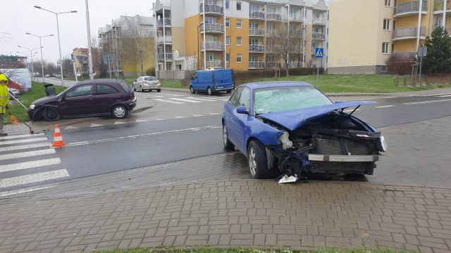 Poranne zderzenie na skrzyżowaniu. Dwa auta rozbite i utrudnienia w ruchu (zdjęcia)