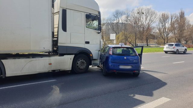 Zmieniał pas jezdni, nie zauważył jadącego obok auta. Jedna osoba trafiła do szpitala (zdjęcia)