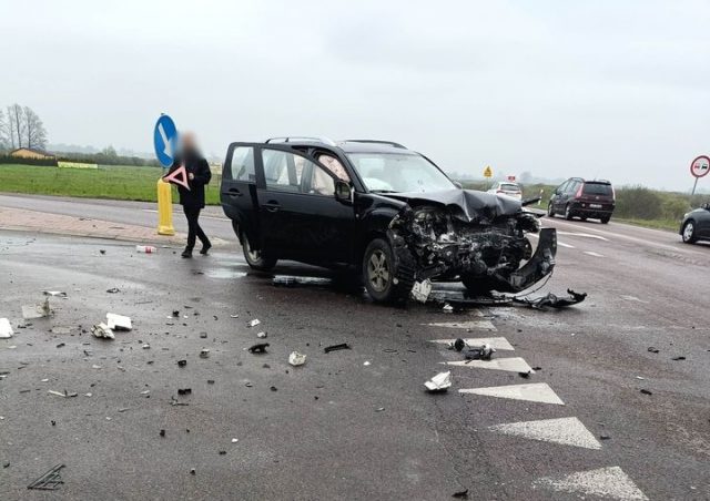 Wypadek na trasie Piaski – Chełm. Dwa auta rozbite, na miejscu pracują służby ratunkowe (zdjęcia)