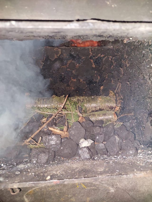 Tym paliła w piecu, smog leciał prosto do żłobka. Dostała wysoki mandat za spalanie odpadów (zdjęcia)