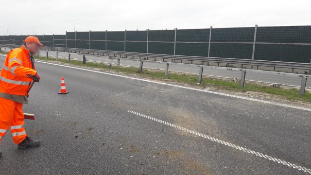 Zderzenie pojazdu z barierą na drodze S19. Utrudnienia w ruchu na trasie Kraśnik-Lublin (zdjęcia)