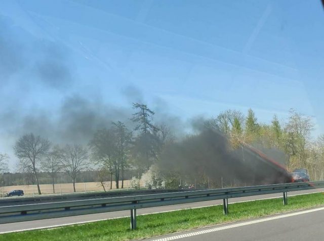 Pożar samochodu osobowego na drodze S19. Są utrudnienia w ruchu w kierunku Kraśnika (zdjęcia)