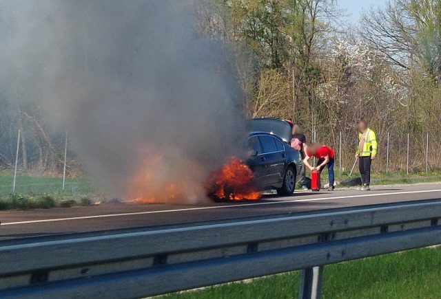 Pożar samochodu osobowego na drodze S19. Są utrudnienia w ruchu w kierunku Kraśnika (zdjęcia)