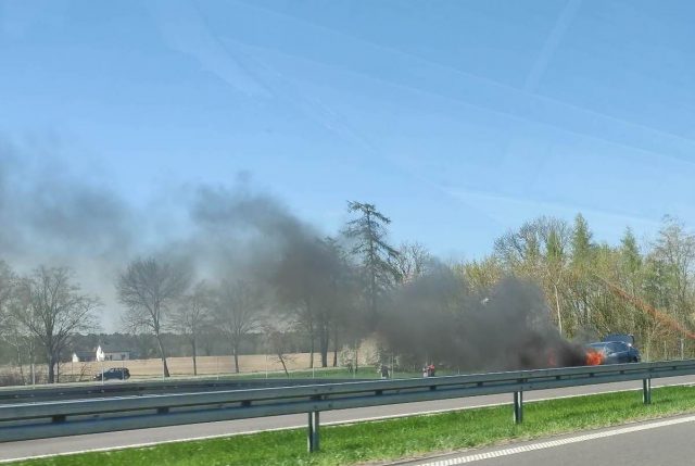 Pożar samochodu osobowego na drodze S19. Są utrudnienia w ruchu w kierunku Kraśnika (zdjęcia)