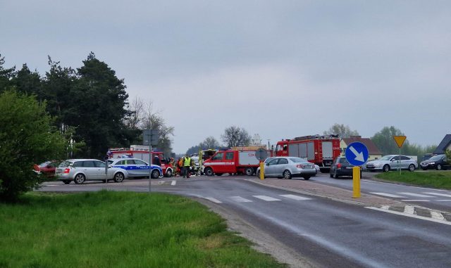 Wypadek na trasie Piaski – Chełm. Dwa auta rozbite, na miejscu pracują służby ratunkowe (zdjęcia)