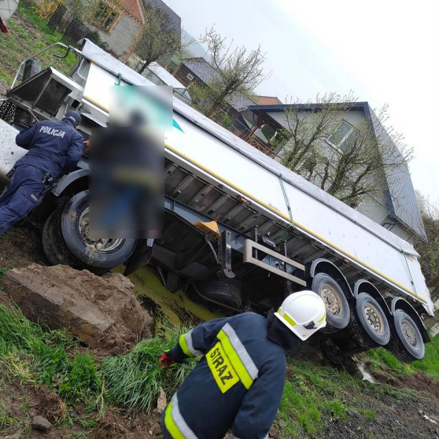Na drodze wojewódzkiej nr 837 pojazd ciężarowy wypadł z drogi i przewrócił się (zdjęcia)