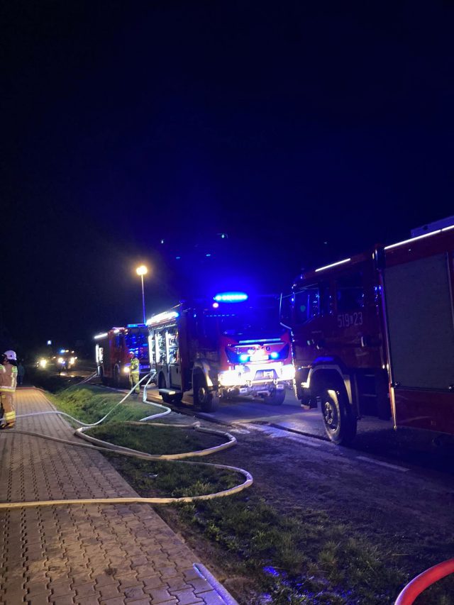 Nocne utrudnienia w ruchu na drodze krajowej nr 19 z powodu pożaru (zdjęcia)