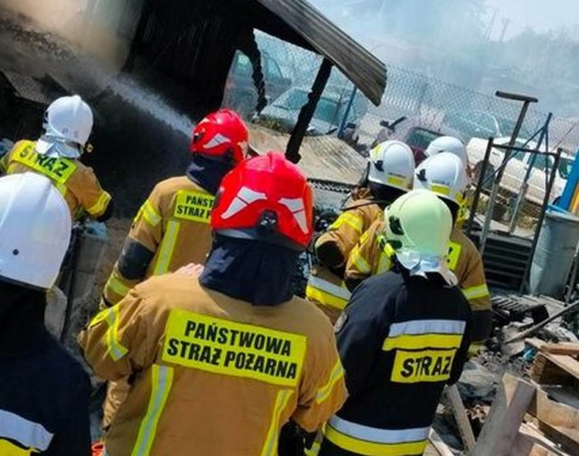 Kilka zastępów straży gasiło pożar na  terenie zakładu produkcyjnego (zdjęcia)