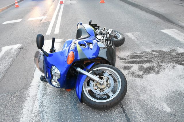 Nie ustąpił pierwszeństwa motocykliście, doszło do zderzenia. Jedna osoba w szpitalu (zdjęcia)