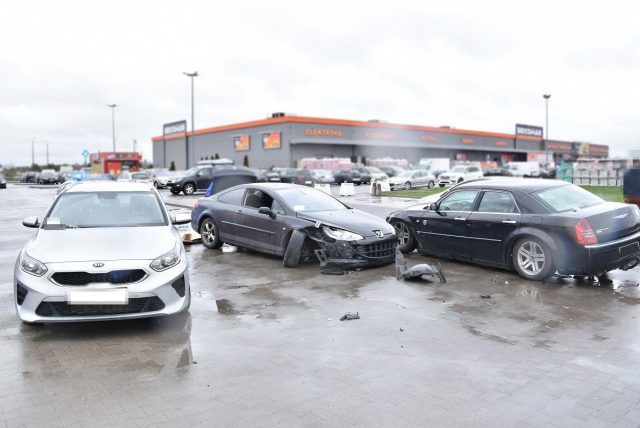 Pościg za kierowcą peugeota. Mężczyzna uszkodził trzy pojazdy, w tym radiowóz (zdjęcia)