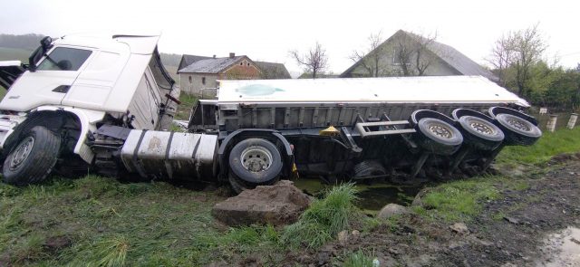 Na drodze wojewódzkiej nr 837 pojazd ciężarowy wypadł z drogi i przewrócił się (zdjęcia)