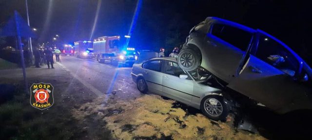 BMW z impetem wjechało w stojące pojazdy. Cztery auta rozbite, dwie osoby poszkodowane (zdjęcia, wideo)