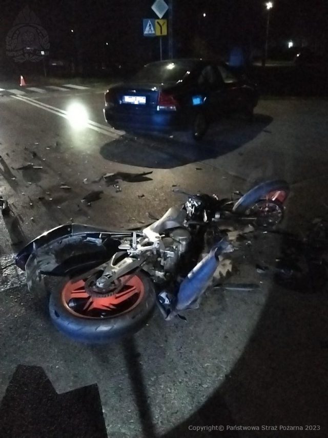 Zderzenie motocykla z pojazdem osobowym. Jedna osoba poszkodowana (zdjęcia)