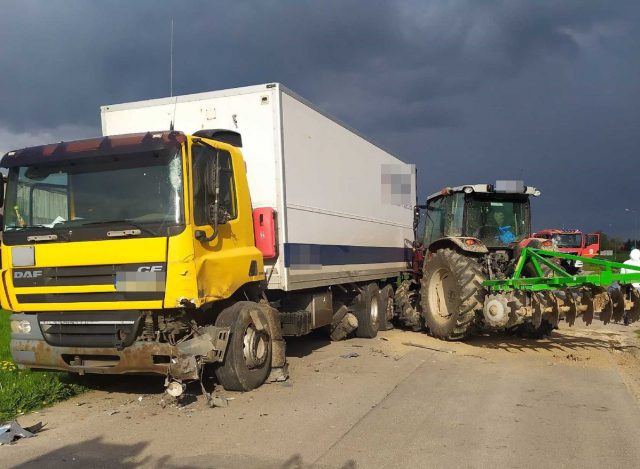 Wjechał ciągnikiem rolniczym w ciężarówkę i uciekł. Był pijany (zdjęcia)