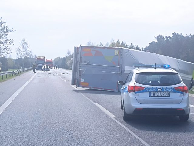 Zderzenie osobówki z ciężarówką na obwodnicy Lubartowa. Droga krajowa nr 19 zablokowana (wideo, zdjęcia)
