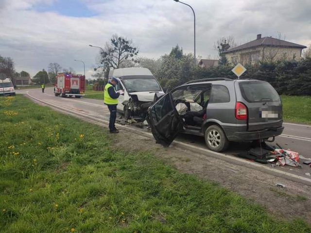 Wzrósł tragiczny bilans wypadku na trasie Łęczna – Włodawa. Dwie osoby nie żyją (zdjęcia)