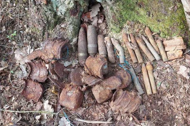 Kilkadziesiąt niebezpiecznych pozostałości z czasów wojny w lesie (zdjęcia)