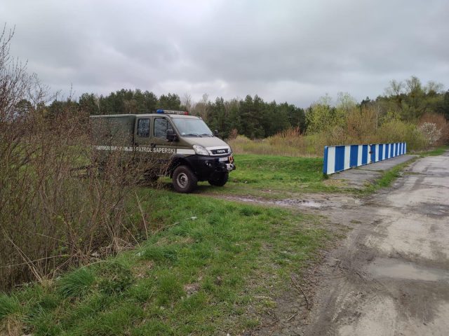 Natrafił na niewybuchy w rejonie rzeki. Interweniowali policjanci oraz saperzy (zdjęcia)