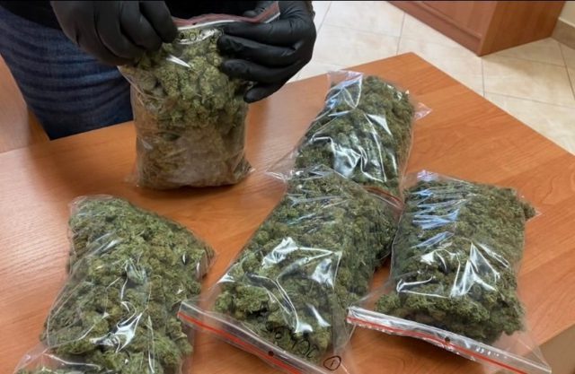 Szedł ulicą z prawie kilogramem marihuany w plecaku (wideo, zdjęcia)