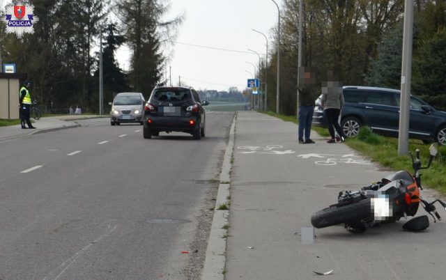 Nie wyhamował motocyklem za nissanem, z impetem uderzył w tył pojazdu (zdjęcia)