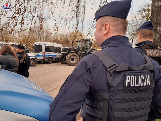 W Hrubieszowie trwa protest przeciwko wwożeniu do Polski ukraińskiego zboża. Policjanci uniemożliwili protestującym wejście na tory (wideo, zdjęcia)